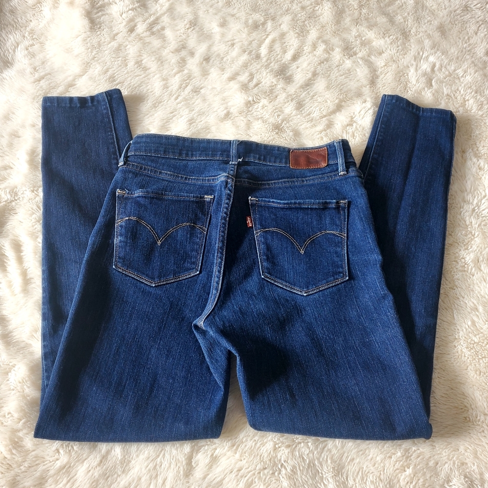 Levi's High Rise Skinny. 27 x 32. Dark Wash Women's. EUC.